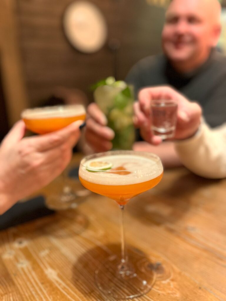 Goście klubu grający w darta podczas wieczornej imprezy