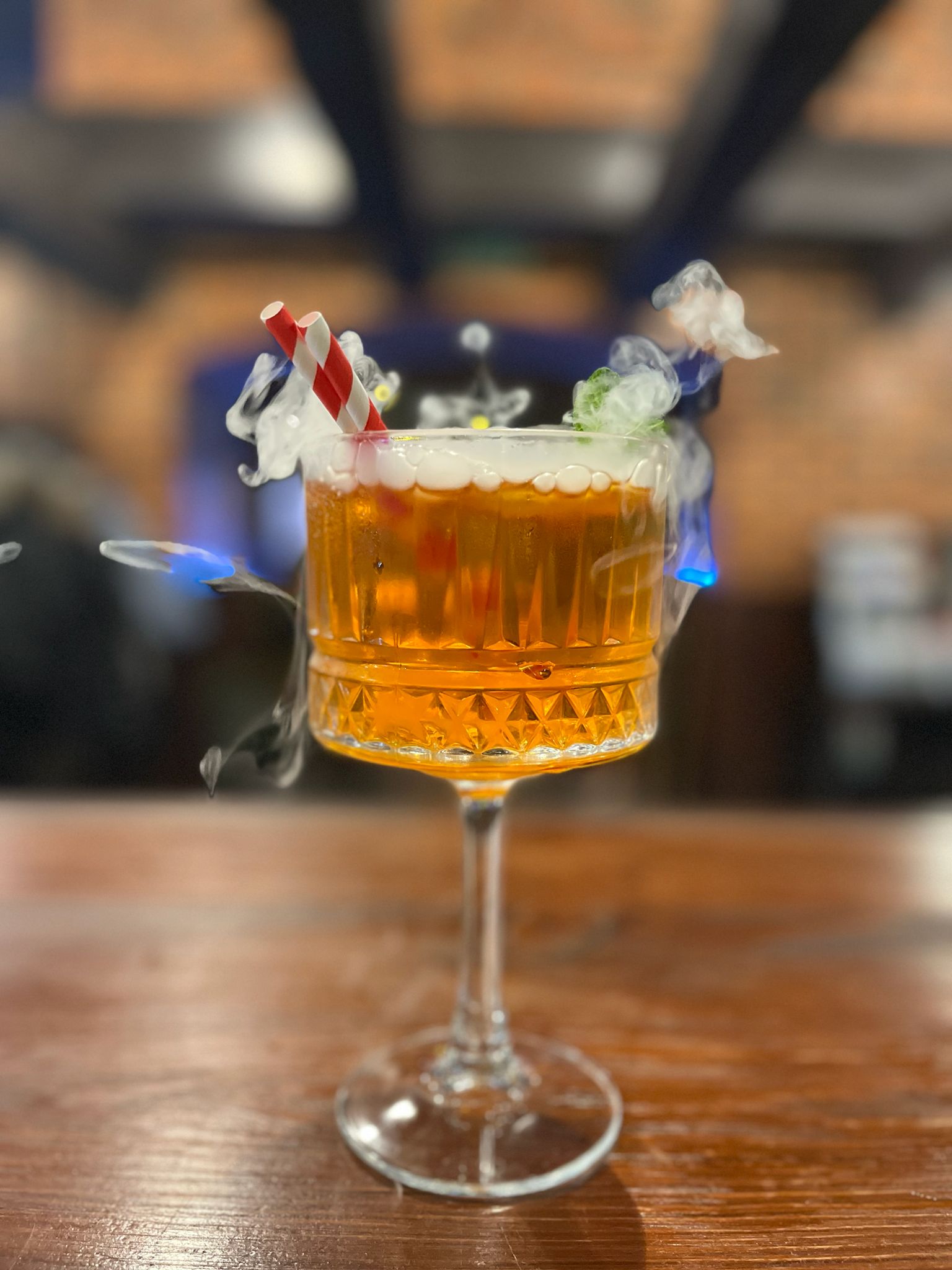 Goście klubu grający w darta podczas wieczornej imprezy