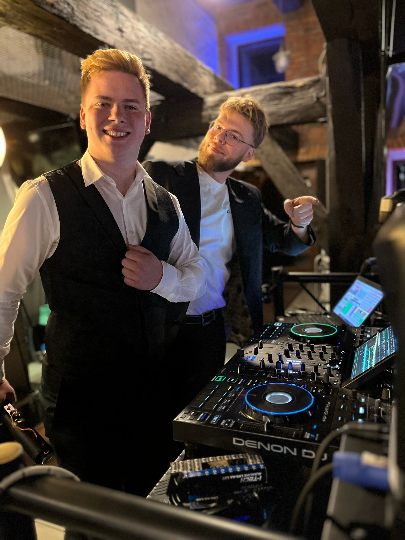 Goście klubu grający w darta podczas wieczornej imprezy