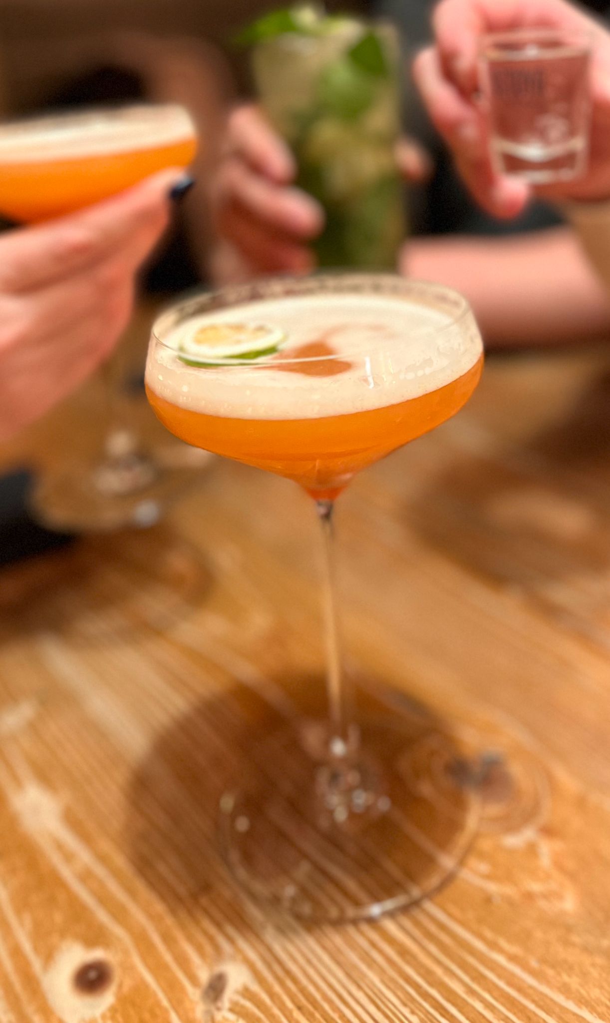 Goście klubu grający w darta podczas wieczornej imprezy