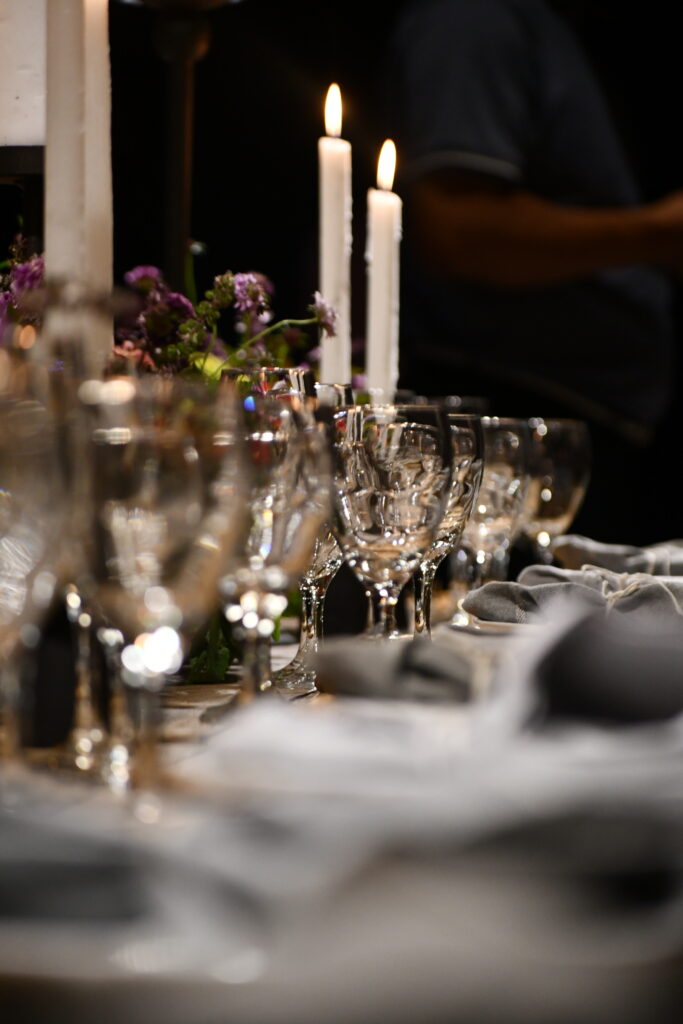 Stonowanie udekorowana sala restauracji przygotowana na przyjęcie pożegnalne