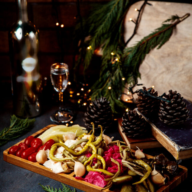 Nasza oferta cateringowa to połączenie tradycyjnych smaków z nowoczesną formą podania. Przygotowujemy dania z najwyższej jakości składników, dbając o estetykę, świeżość i idealne dopasowanie do charakteru wydarzenia.