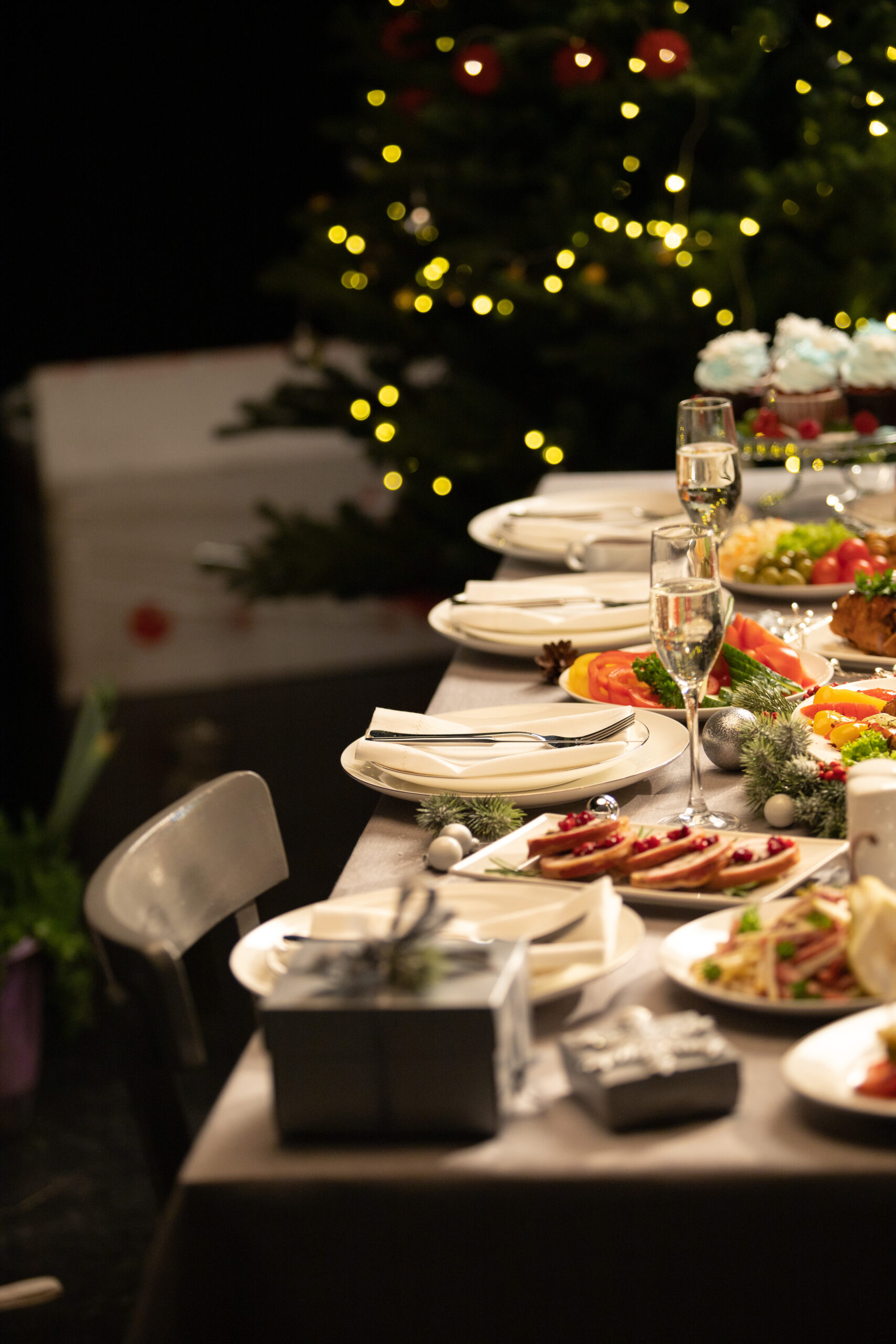 Zestaw dań serwowanych podczas rodzinnej uroczystości