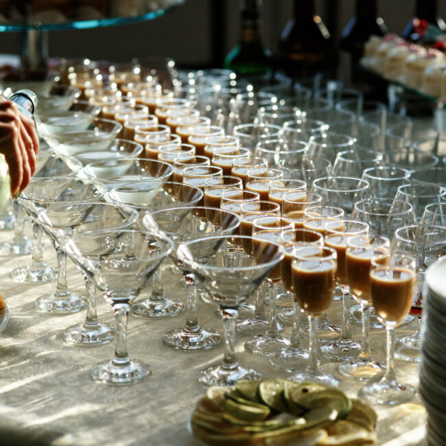 Kameralnie zaaranżowana sala gotowa na kolację firmową